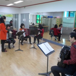 2013찾아가는 문화학교 아코디언반 이미지